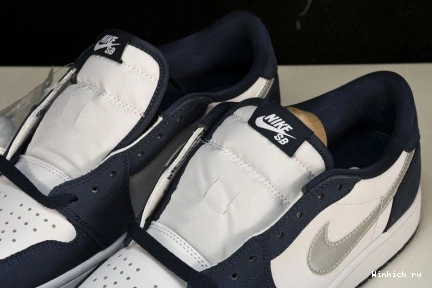 1 Midnight Jordan Navy Low SB 1009